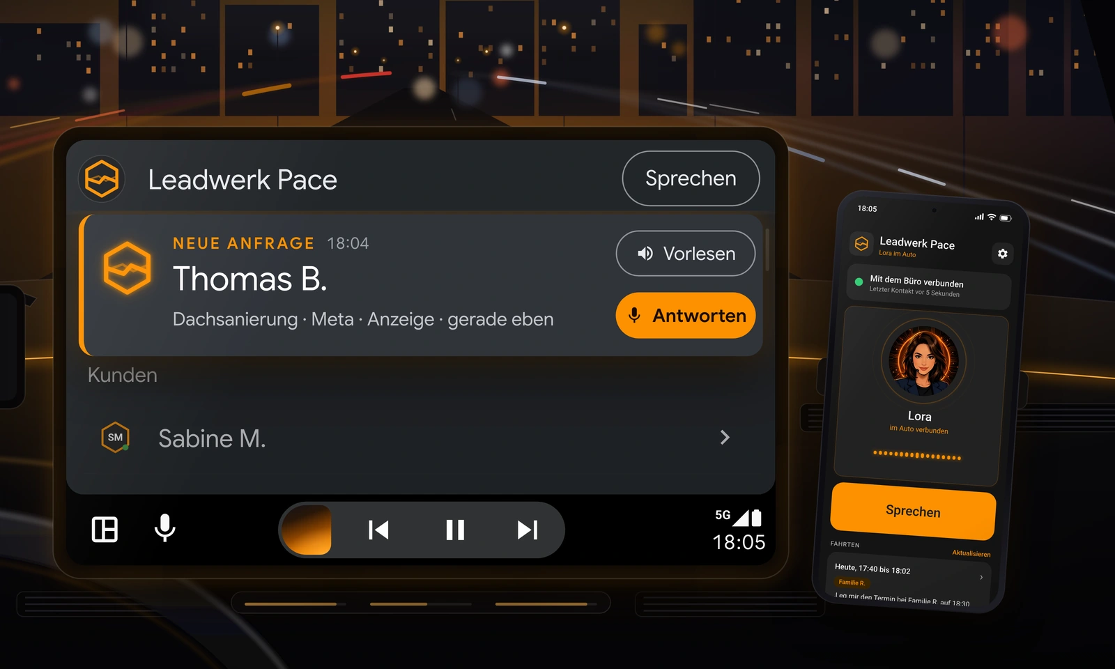 Leadwerk Pace Car im Fahrzeugdisplay: eine neue Anfrage mit Vorhaben und Herkunft und den Knöpfen Vorlesen und Antworten, darunter die Kunden, oben der Knopf Sprechen, daneben die App am Handy mit Lora (Beispieldaten)