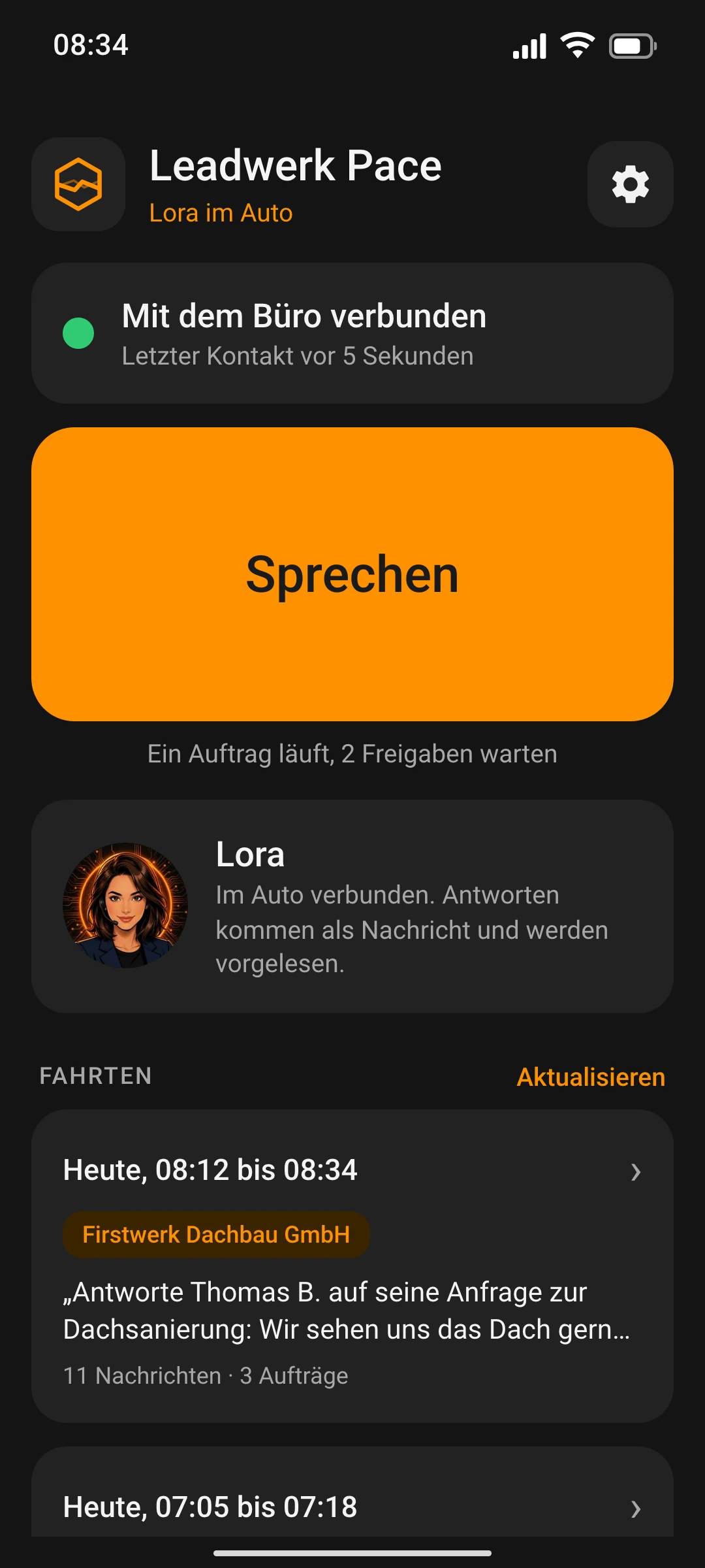 Leadwerk Pace Car am Handy: Startseite der App mit Lora, Verbindung zum Büro, großem Knopf Sprechen und den letzten Fahrten (Beispieldaten)