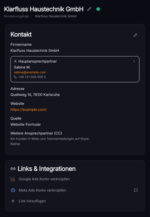 Anfrage in Leadwerk Pace Sales mit Kontakt, Ansprechpartnerin, Herkunft Website-Formular und Verknüpfungen zu den Werbekonten (Beispieldaten)