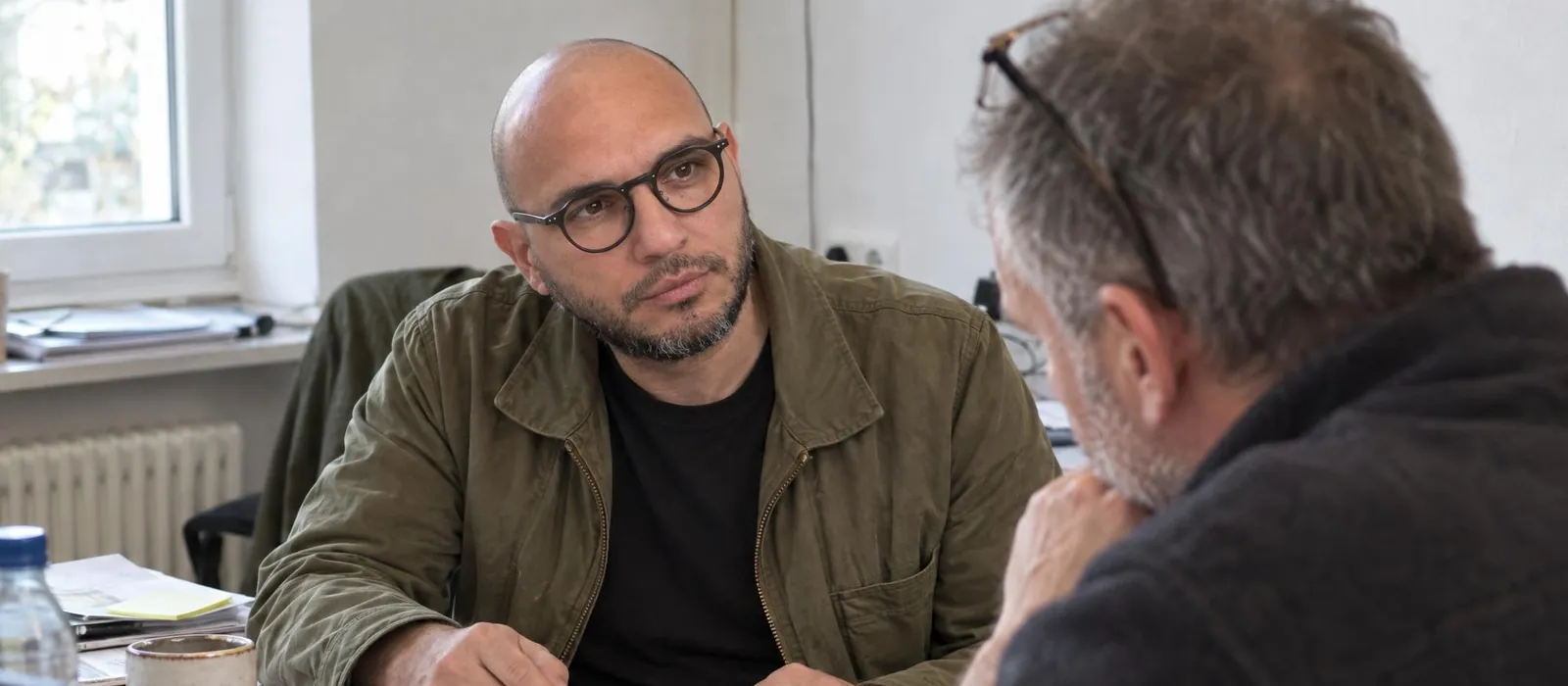 Fatih Madak im Gespräch mit einem Kunden