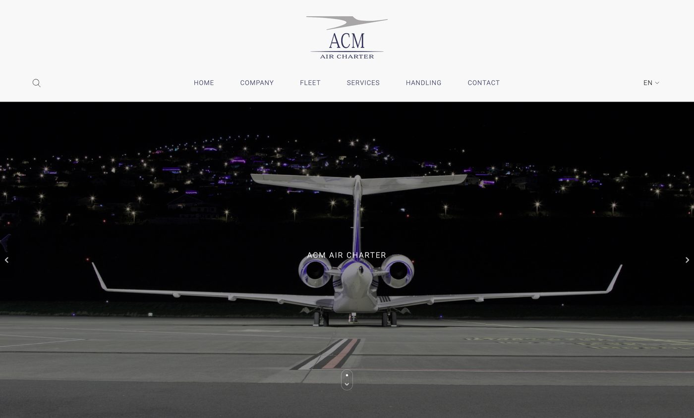 Englische Startseite von acm.aero vor dem Relaunch: Logo, Navigation mit Company, Fleet, Services und Handling, Nachtaufnahme eines Jets