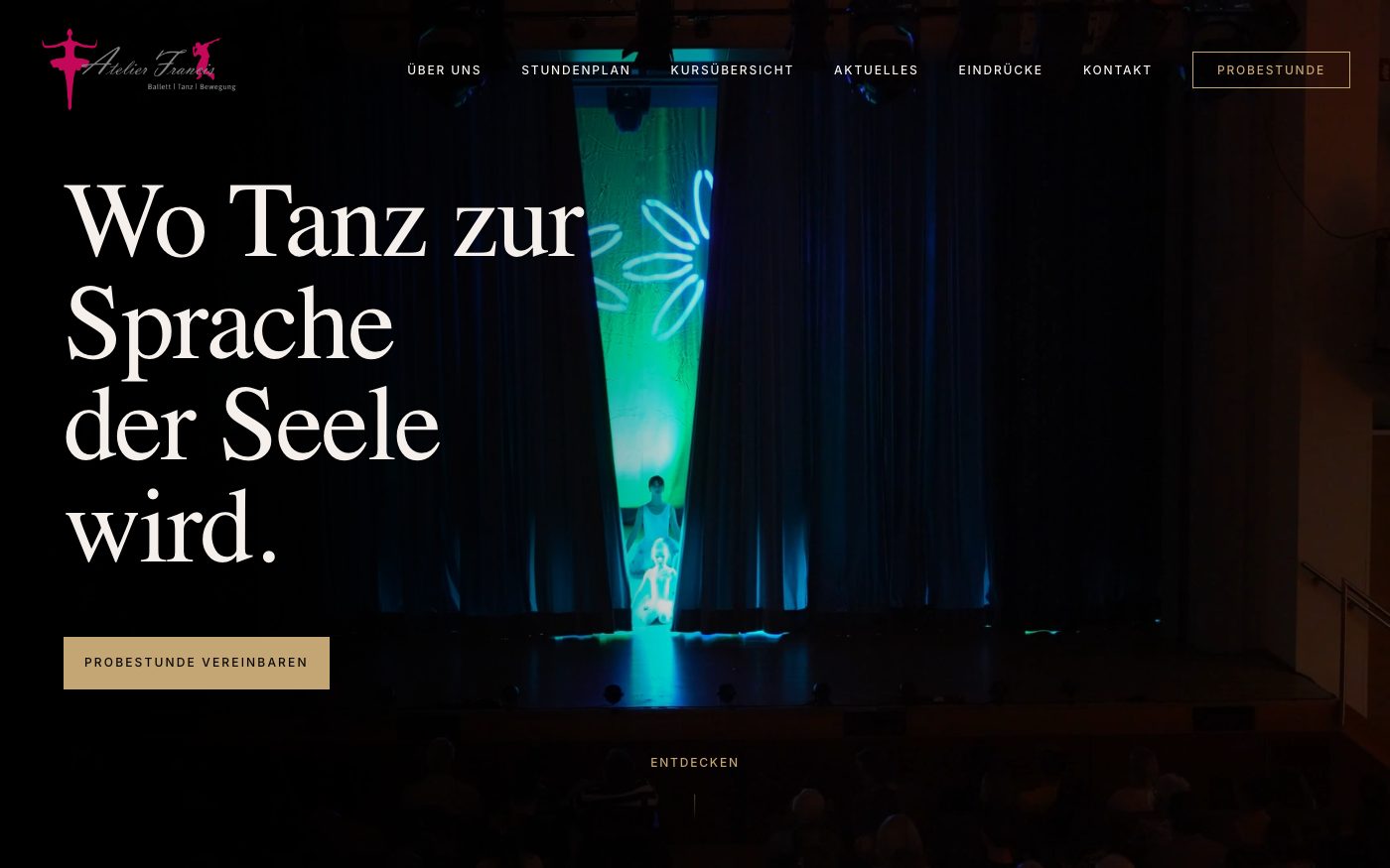 Startseite von Atelier Francis: Überschrift „Wo Tanz zur Sprache der Seele wird.“ und Knopf „Probestunde vereinbaren“ vor einer Bühne im Scheinwerferlicht