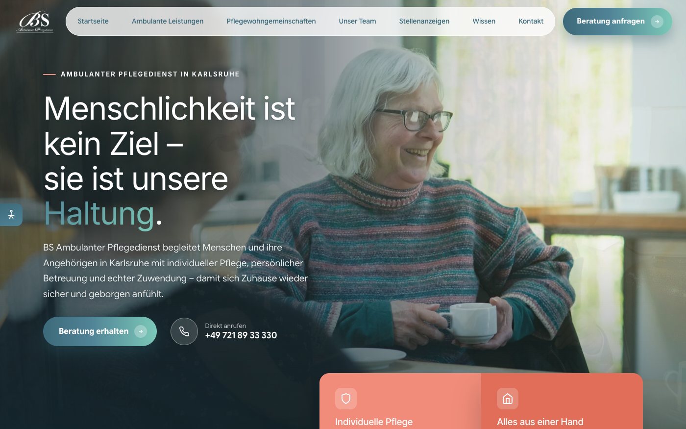 Startseite von BS Pflege am Rechner mit der Überschrift zu Menschlichkeit als Haltung, dem Knopf „Beratung erhalten“ und der Telefonnummer