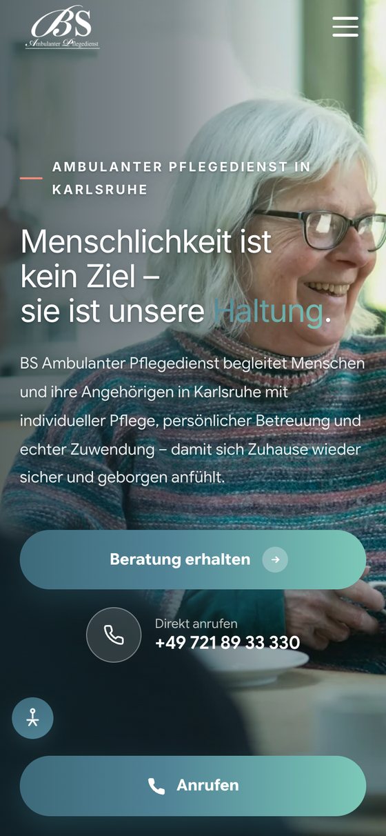 Startseite von BS Pflege am Handy mit dem Knopf „Beratung erhalten“, der Telefonnummer und dem Knopf „Anrufen“ unten am Bildschirm