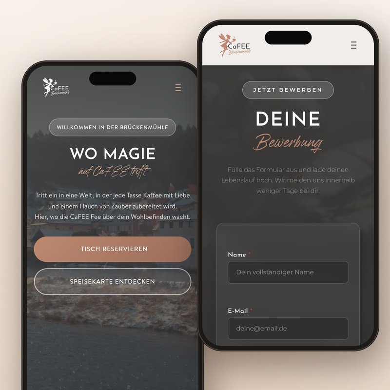 Zwei Handys: links die Startseite des CaFEE mit „Wo Magie auf CaFEE trifft“ und den Knöpfen „Tisch reservieren“ und „Speisekarte entdecken“, rechts die Karriereseite mit dem Bewerbungsformular unter „Deine Bewerbung“