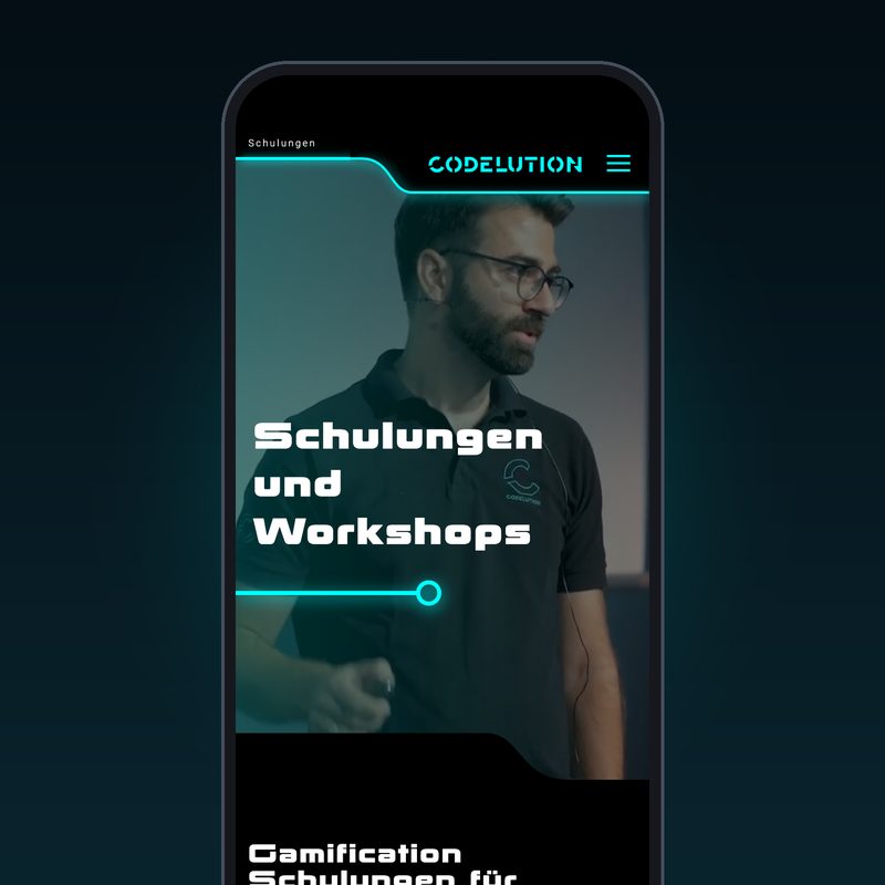 Startseite von Codelution am Handy: Schulungen und Workshops, darüber das Logo, im Hintergrund ein Trainer im Workshop