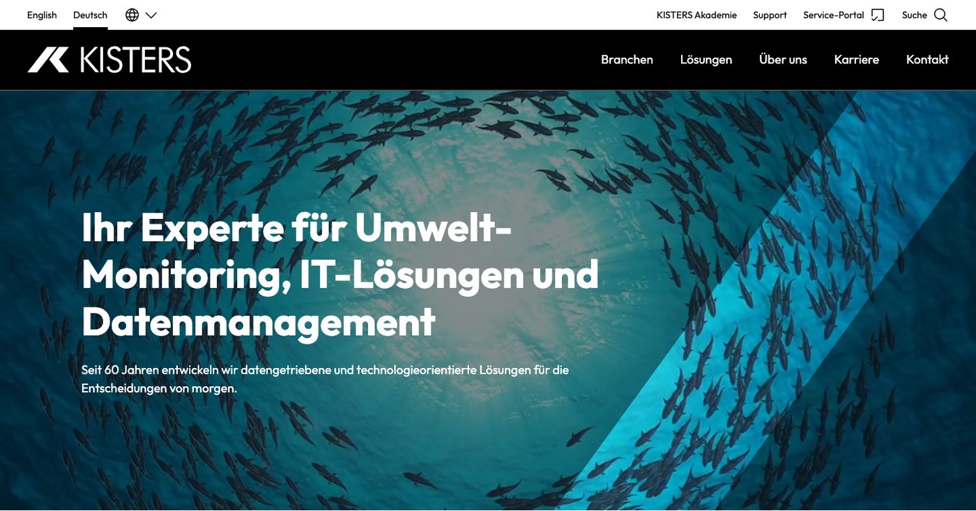 Startseite von KISTERS heute: schwarzer Kopf mit Logo, darunter die Überschrift „Ihr Experte für Umwelt-Monitoring, IT-Lösungen und Datenmanagement“ vor einem Fischschwarm unter Wasser